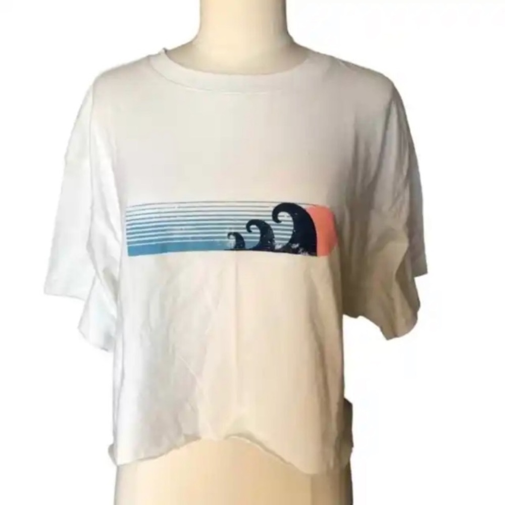 NWT Flirtitude Active Wave Graphic Cropped Tee. Large
